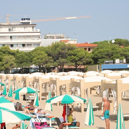 Hotel Ambra Lignano Sabbiadoro Bagian luar foto