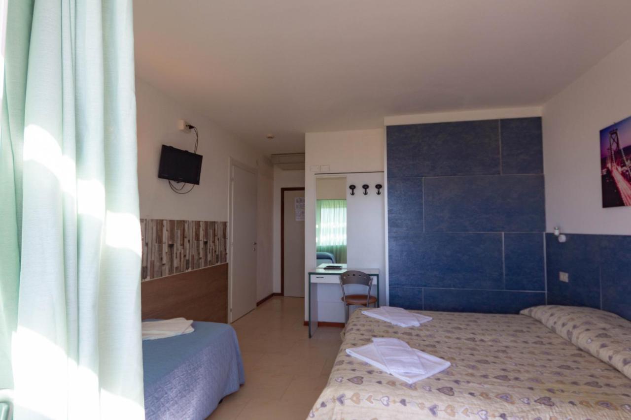 Hotel Ambra Lignano Sabbiadoro Bagian luar foto