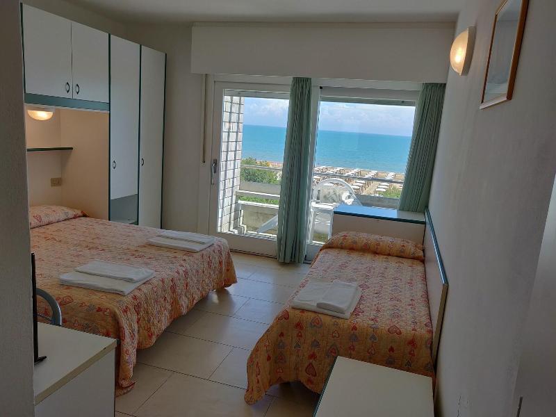 Hotel Ambra Lignano Sabbiadoro Bagian luar foto