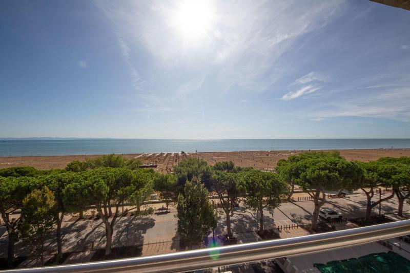 Hotel Ambra Lignano Sabbiadoro Bagian luar foto