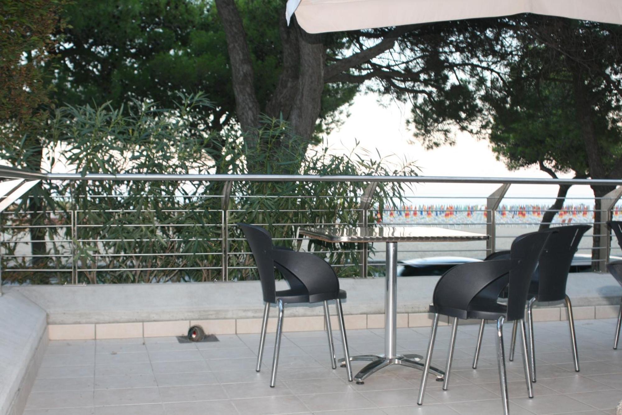 Hotel Ambra Lignano Sabbiadoro Bagian luar foto