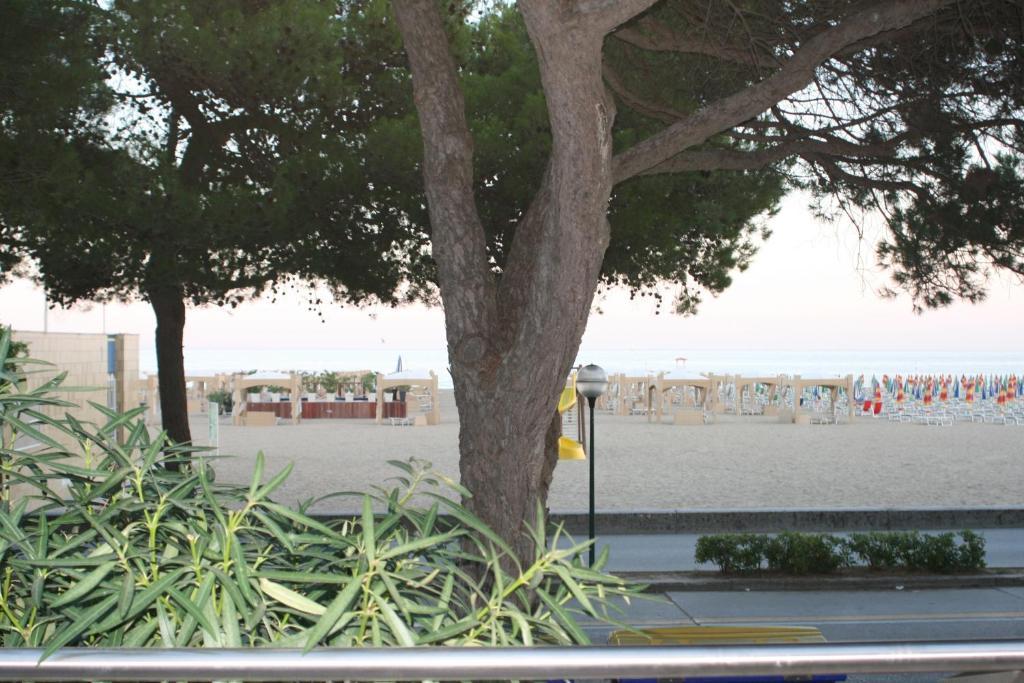 Hotel Ambra Lignano Sabbiadoro Bagian luar foto