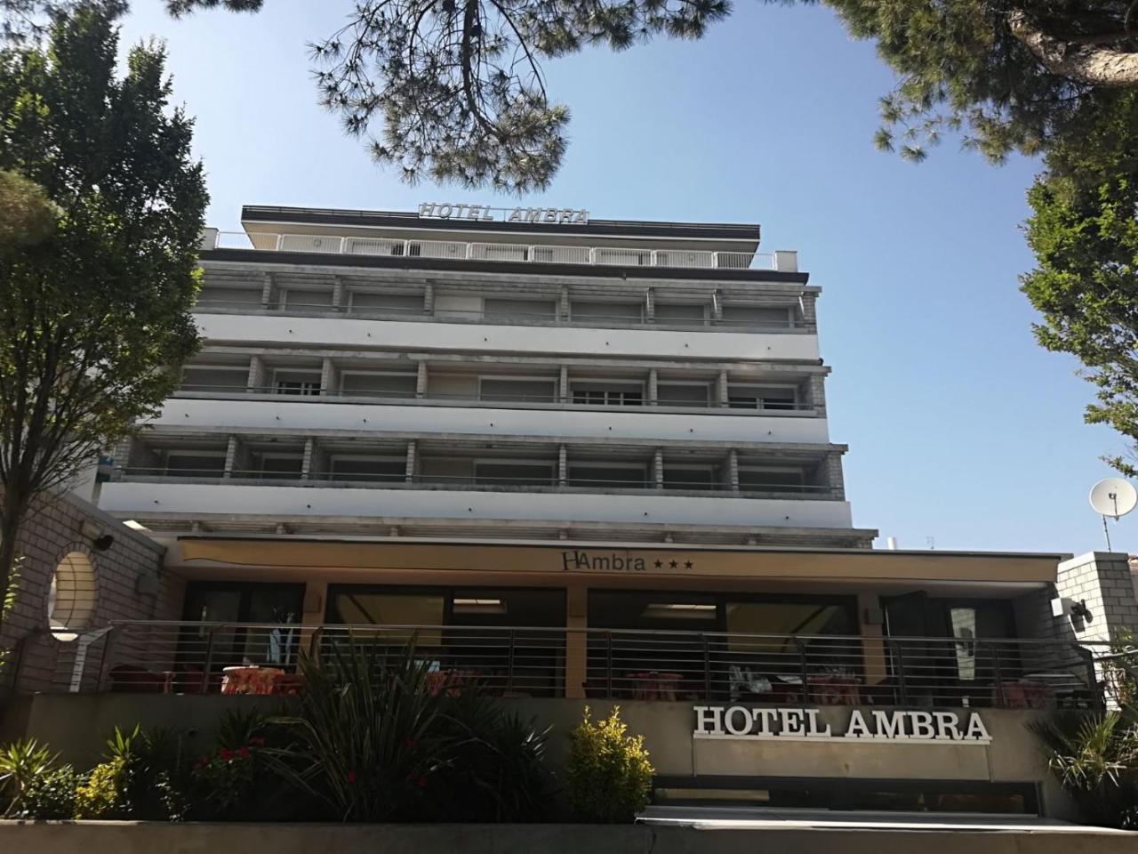 Hotel Ambra Lignano Sabbiadoro Bagian luar foto