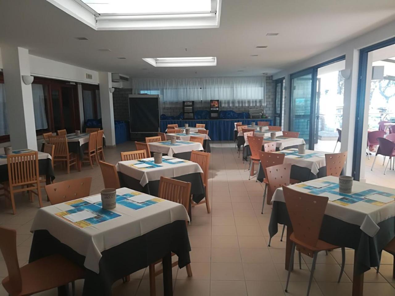 Hotel Ambra Lignano Sabbiadoro Bagian luar foto