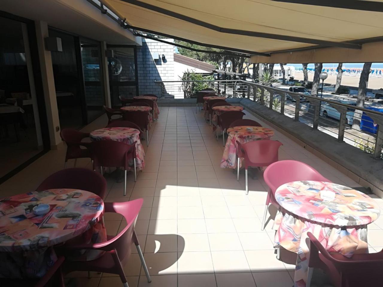 Hotel Ambra Lignano Sabbiadoro Bagian luar foto