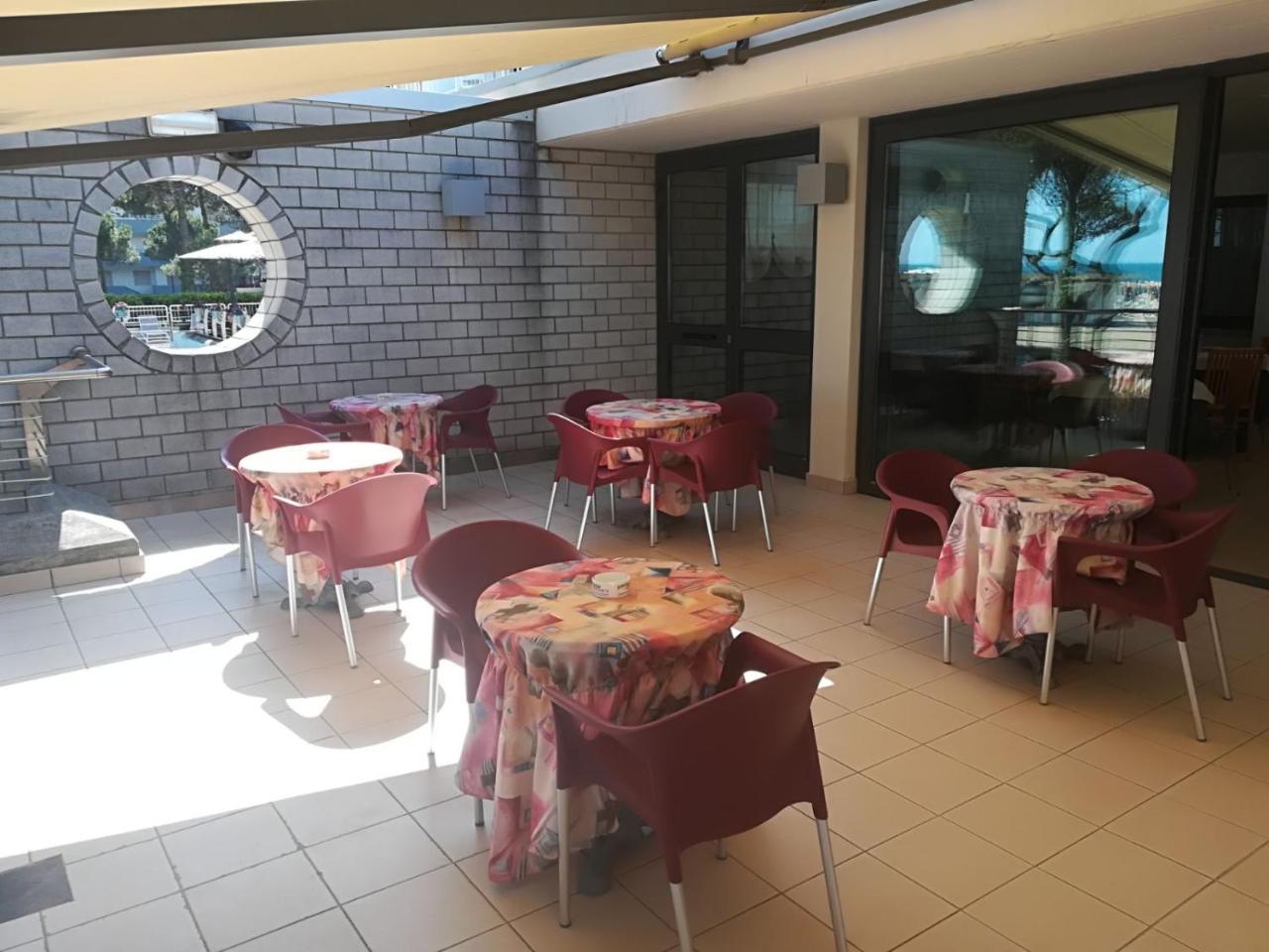 Hotel Ambra Lignano Sabbiadoro Bagian luar foto