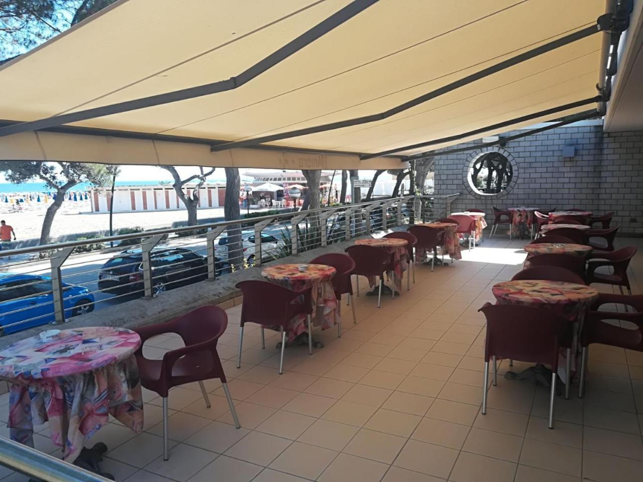Hotel Ambra Lignano Sabbiadoro Bagian luar foto
