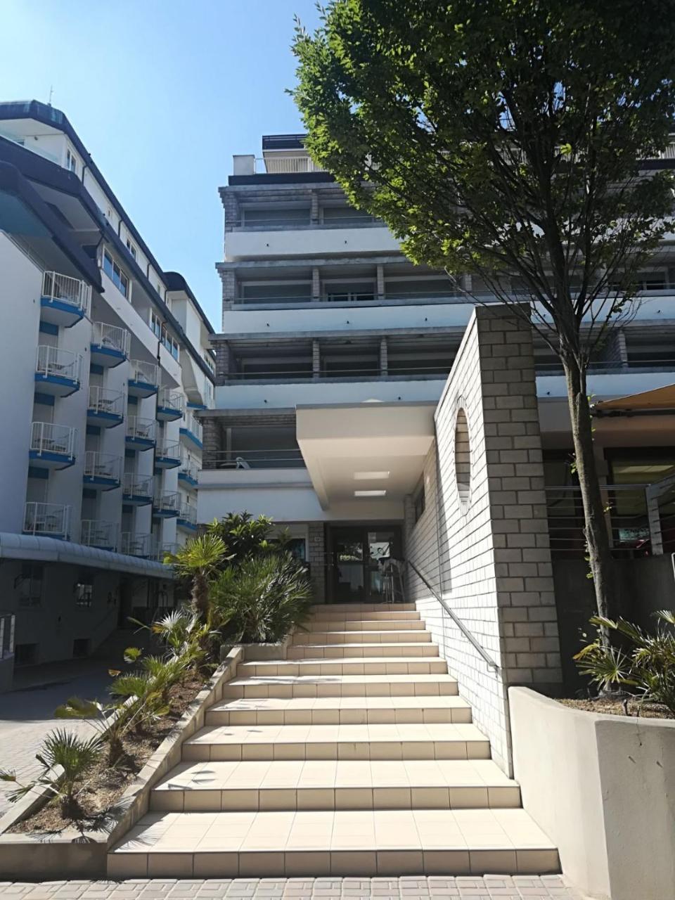 Hotel Ambra Lignano Sabbiadoro Bagian luar foto