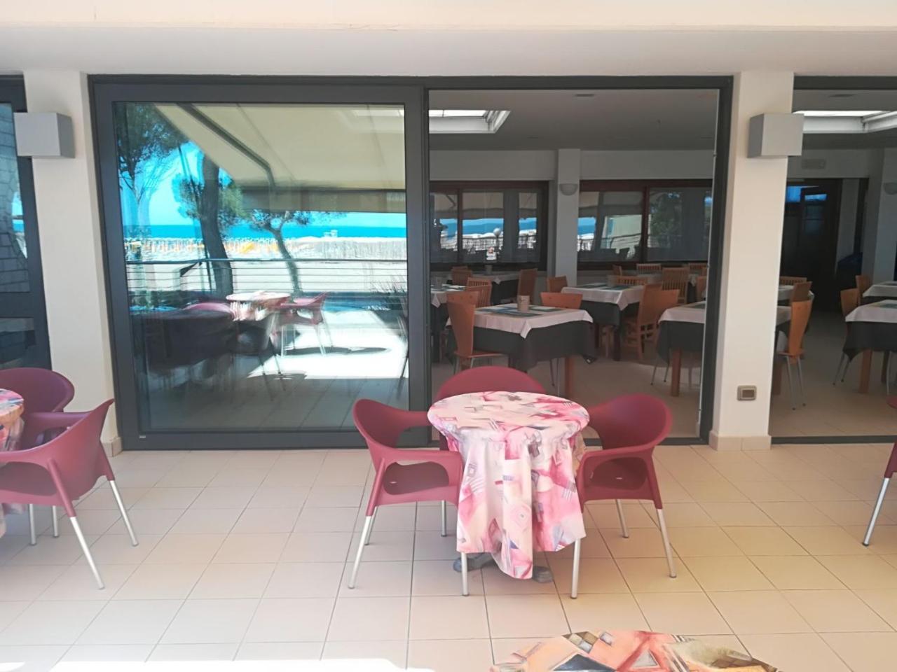 Hotel Ambra Lignano Sabbiadoro Bagian luar foto