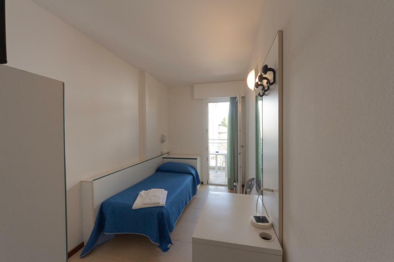 Hotel Ambra Lignano Sabbiadoro Bagian luar foto