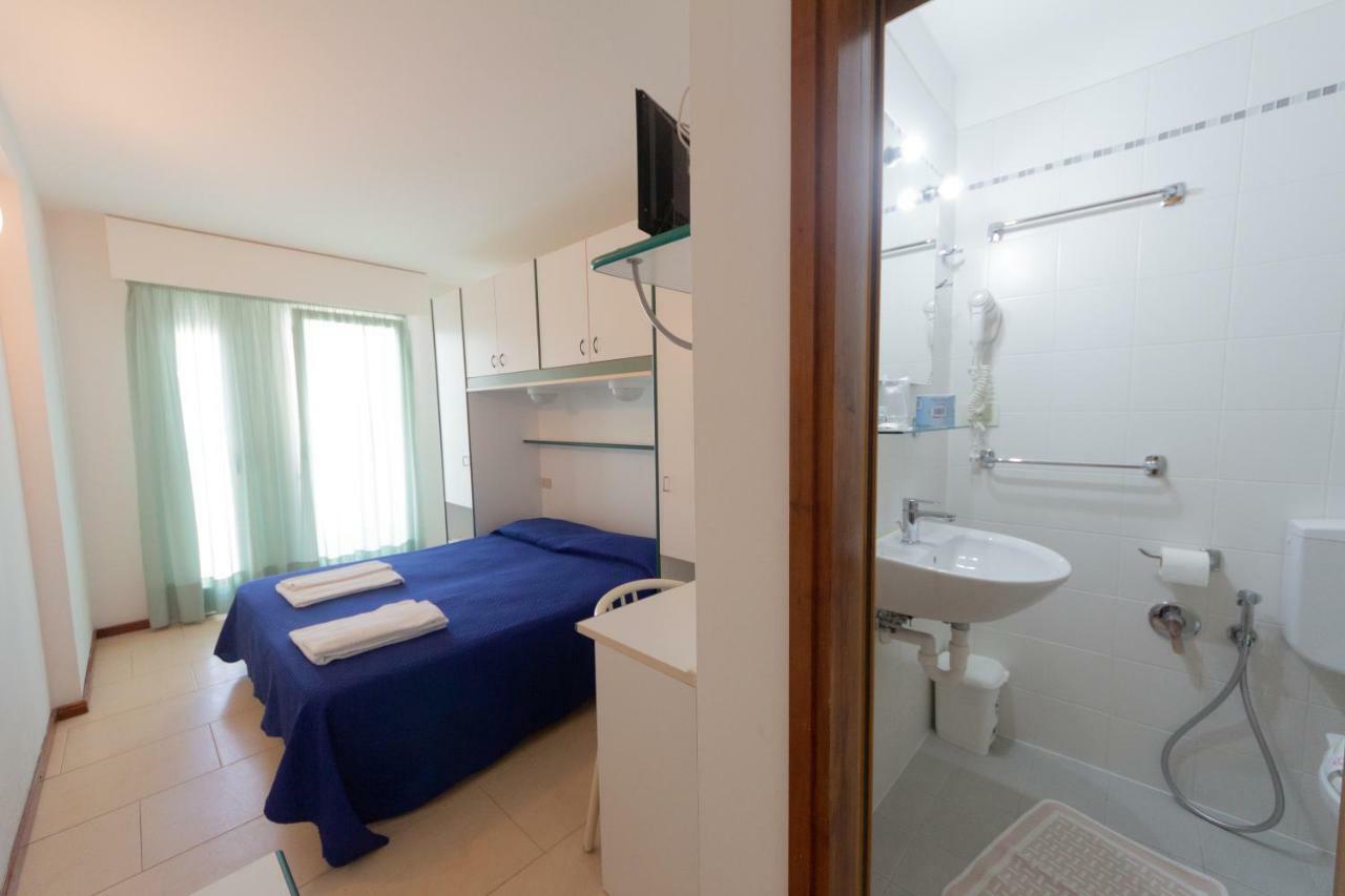 Hotel Ambra Lignano Sabbiadoro Bagian luar foto