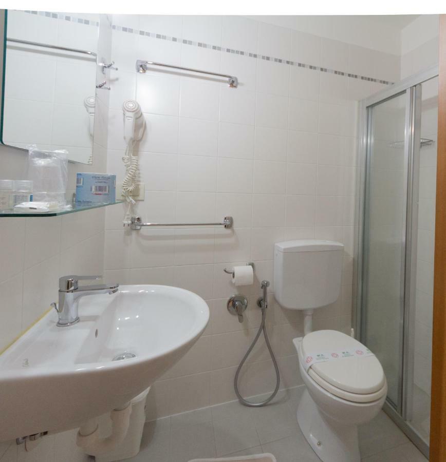 Hotel Ambra Lignano Sabbiadoro Bagian luar foto