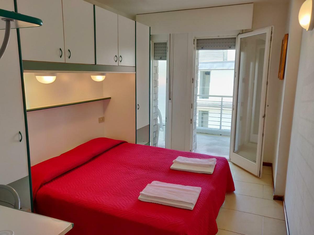 Hotel Ambra Lignano Sabbiadoro Bagian luar foto