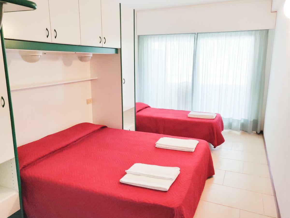 Hotel Ambra Lignano Sabbiadoro Bagian luar foto