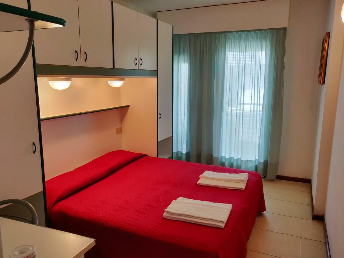 Hotel Ambra Lignano Sabbiadoro Bagian luar foto