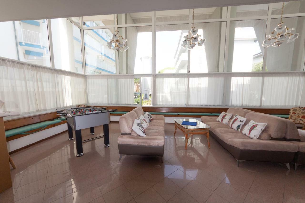 Hotel Ambra Lignano Sabbiadoro Bagian luar foto