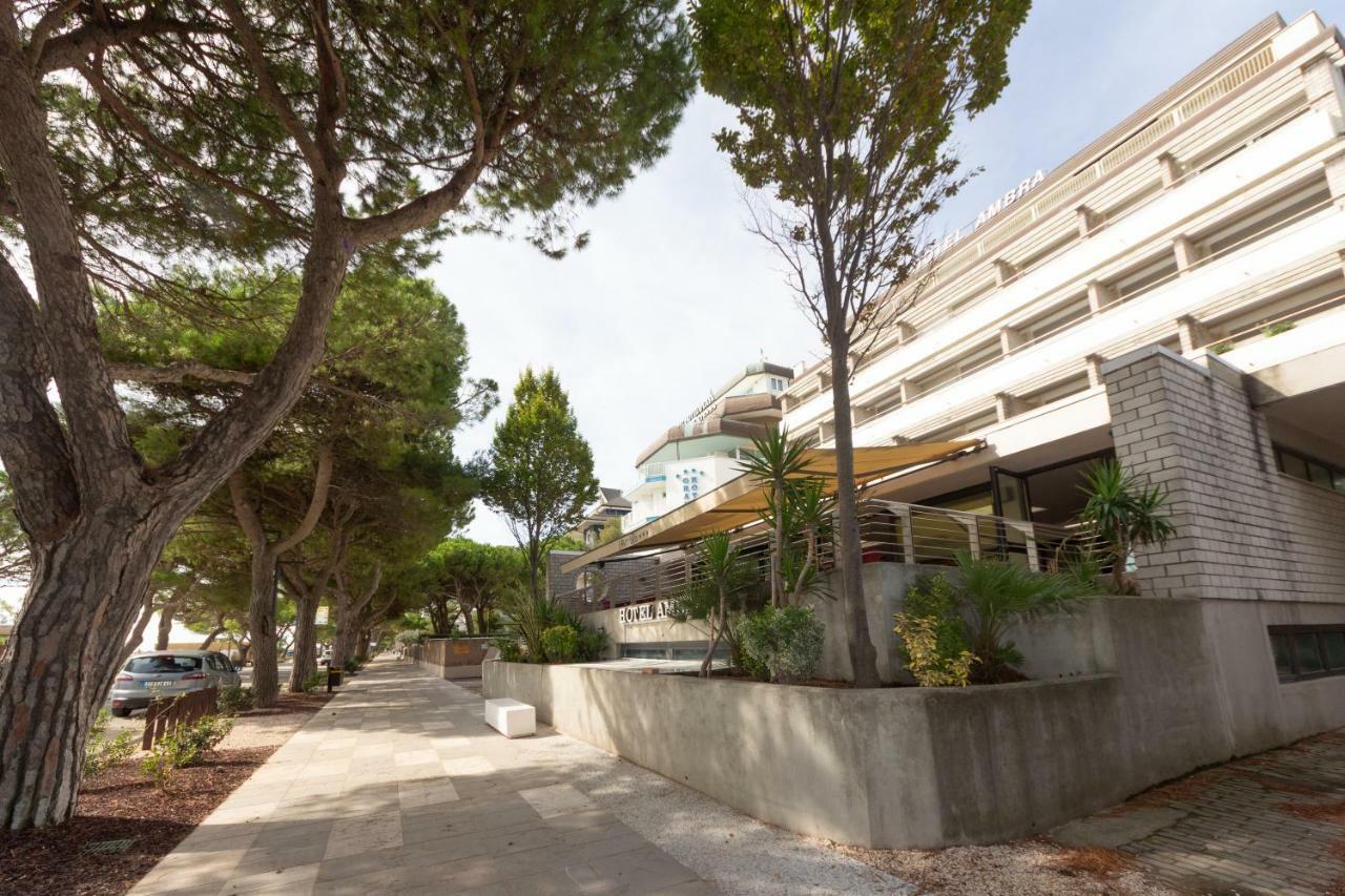 Hotel Ambra Lignano Sabbiadoro Bagian luar foto