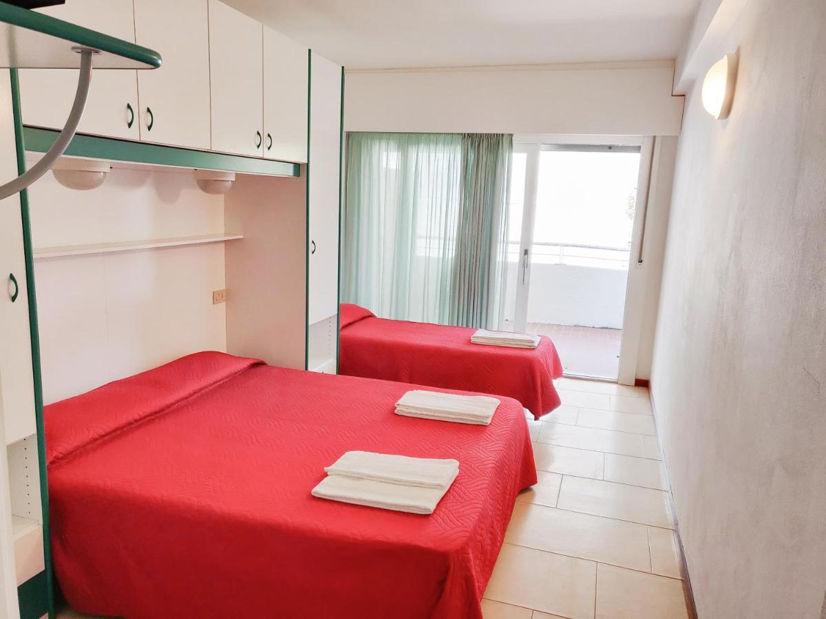 Hotel Ambra Lignano Sabbiadoro Bagian luar foto