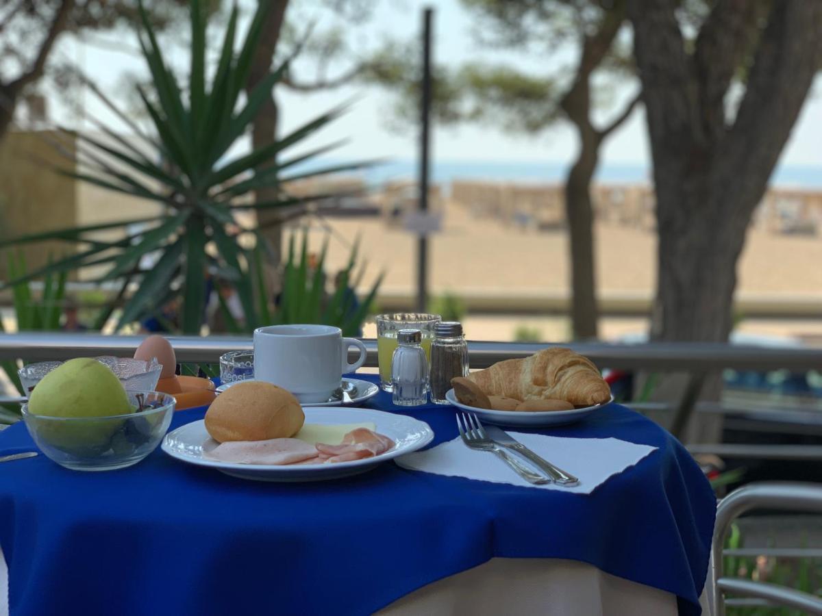 Hotel Ambra Lignano Sabbiadoro Bagian luar foto