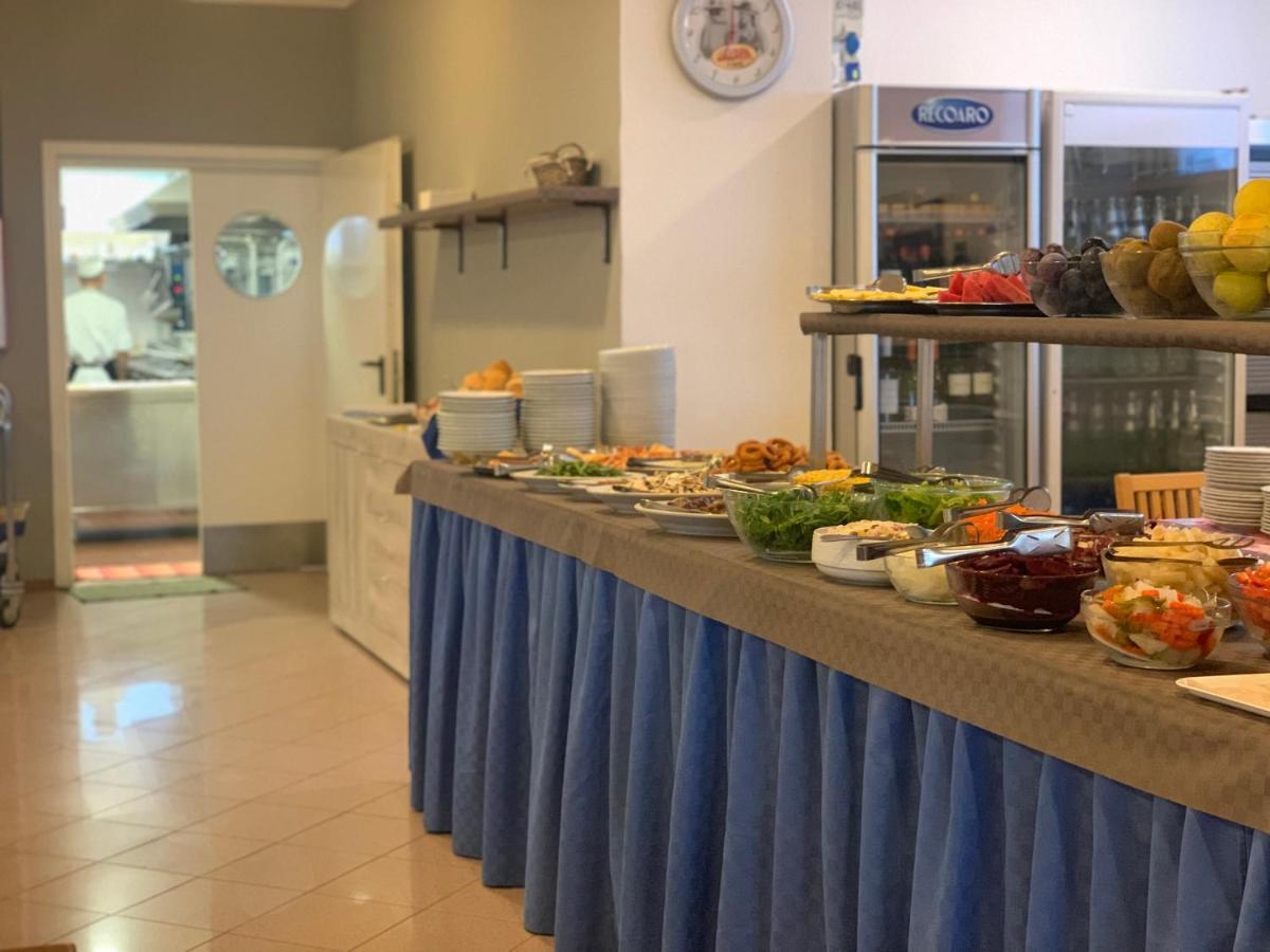 Hotel Ambra Lignano Sabbiadoro Bagian luar foto