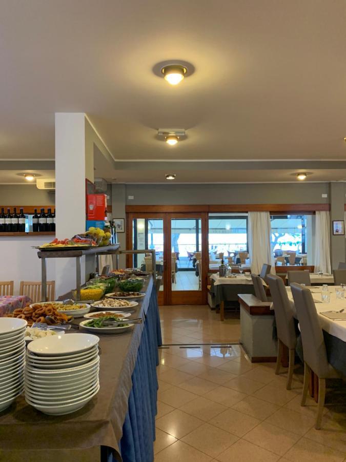 Hotel Ambra Lignano Sabbiadoro Bagian luar foto