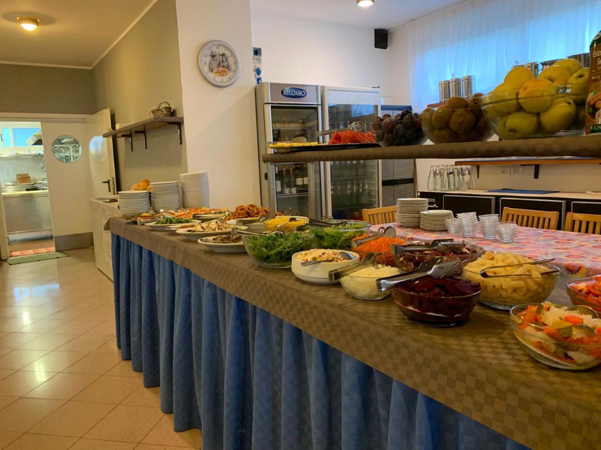 Hotel Ambra Lignano Sabbiadoro Bagian luar foto