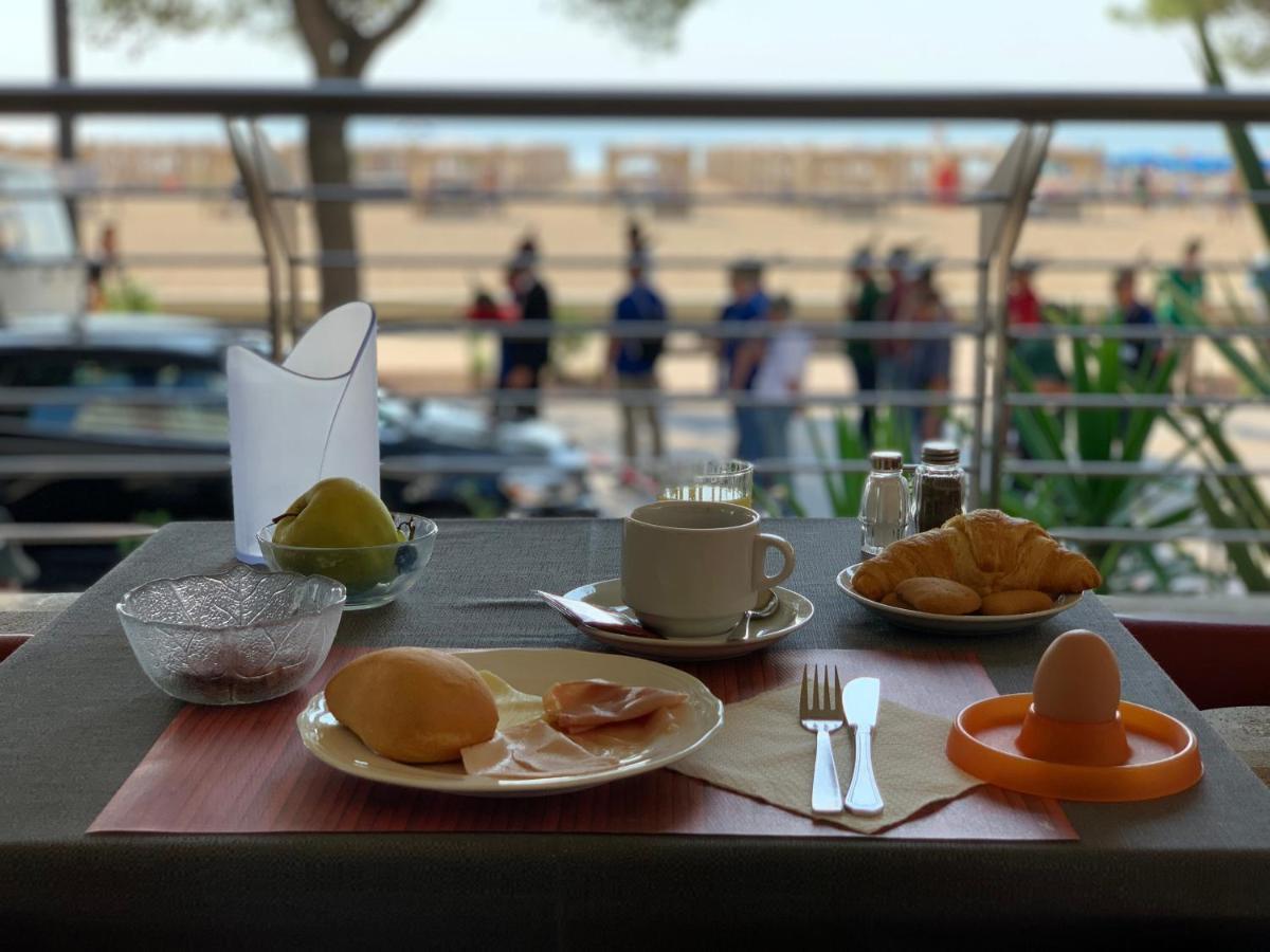 Hotel Ambra Lignano Sabbiadoro Bagian luar foto